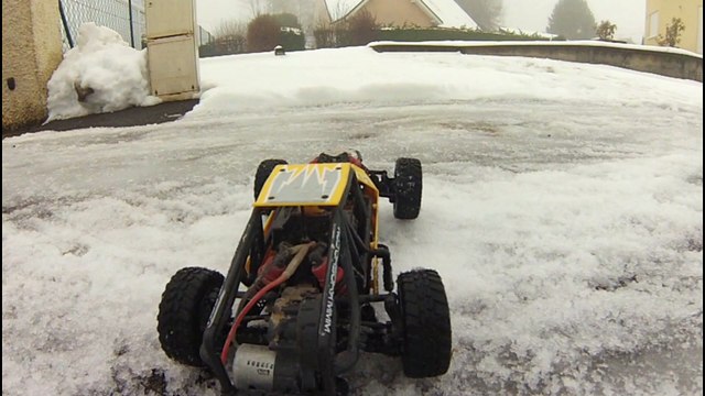 Sandmaster en glissade dans la neige