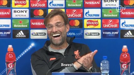 Klopp faz graça com tradutor italiano em coletiva do Liverpool