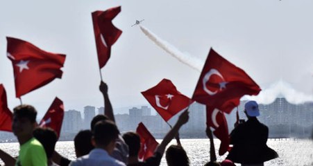 Türk Yıldızları 23 Nisan'da Çocuklar İçin Gösteri Uçuşu Yaptı