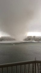 Il filme une énorme tornade d'eau en Floride - Waterspout impressionnante