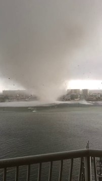 Il filme une énorme tornade d'eau en Floride - Waterspout impressionnante
