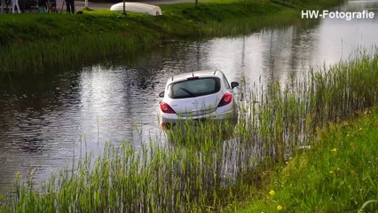 Auto te water aan Stuurboord in Meppel