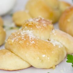 Easy Garlic Knots