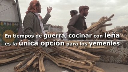 En tiempos de guerra, cocinar con leña es la única opción para los yemeníes