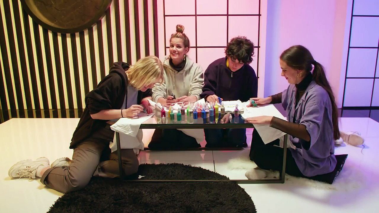 Hinds  Puff Painting with Hinds