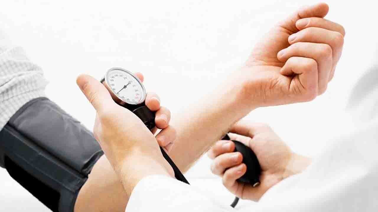 Low Blood Pressure: लो ब्लड प्रेशर - कारण और इस...