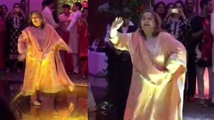 Kareena Kapoor Khan's Bua dancing on Kajrare song at Sandeep Khosla's party ; Watch Video |FilmiBeat
