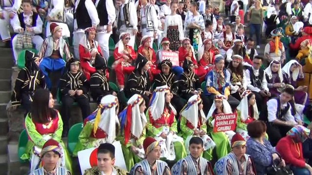 Ayvalık’ta '5. Uluslar arası Halk Oyunları Şenliği' coşkusu