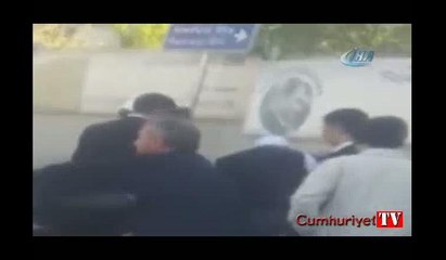 Taksicinin fazla para istediğini iddia etti, ortalık karıştı