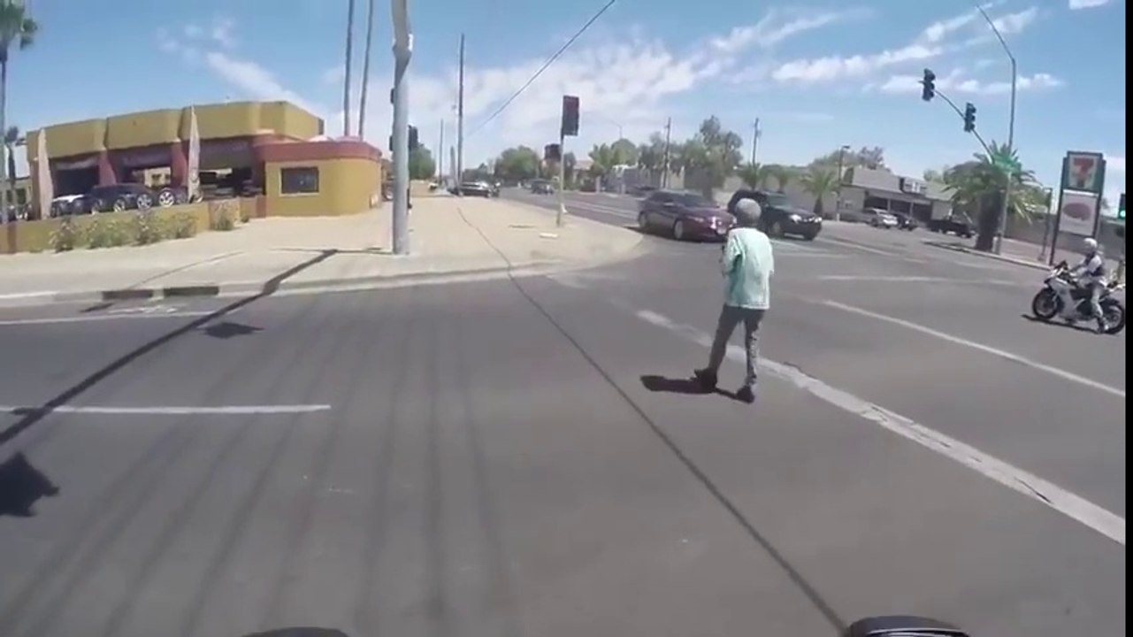 3 motards aident une mamie à traverser la route tranquillement !