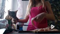 Pénible ce chat interrompt la cuisson du poulet... pour le manger !