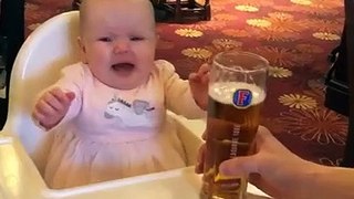 Un bébé est déjà accro à la bière