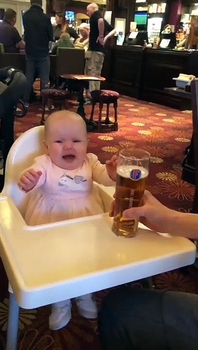 Un bébé est déjà accro à la bière