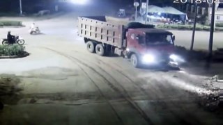 Un homme en scooter passe sous un camion et échappe à la mort miraculeusement