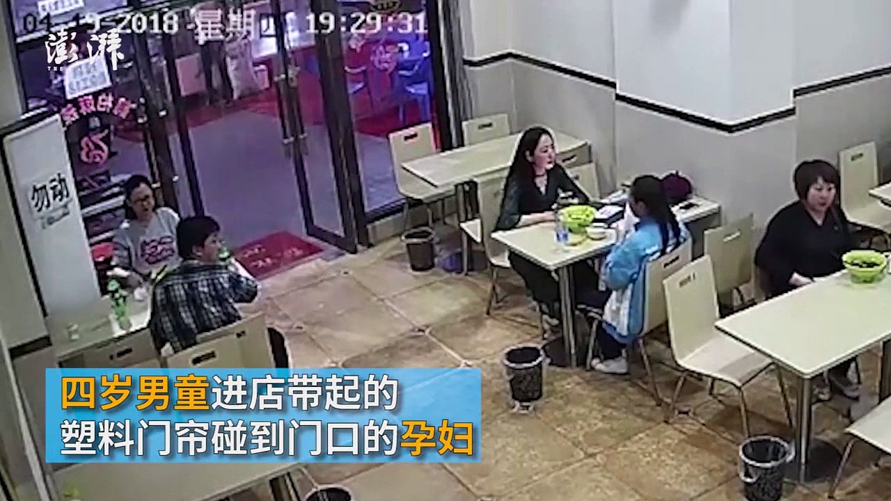 Phẫn nộ clip bà bầu cố tình ngáng chân bé trai 4 tuổi trong nhà hàng