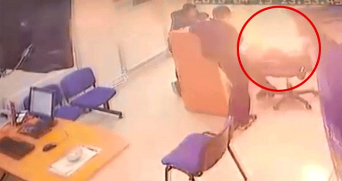 Tamir Ettiği Cep Telefonunun Bataryası Elinde Patladı! Olay Anı Kamerada
