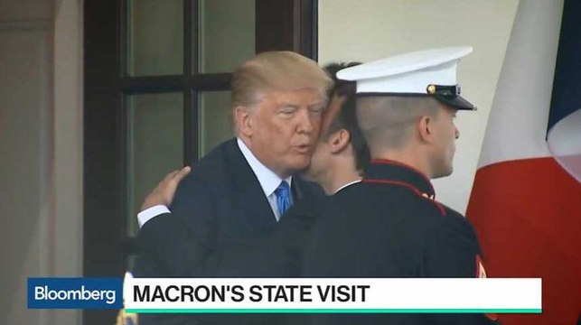 La bise de Macron a surpris Trump (et quelques médias américains)