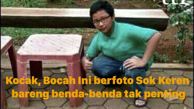 Bocah ini Berfoto Gaya Jempol dengan Benda-benda Ngga penting