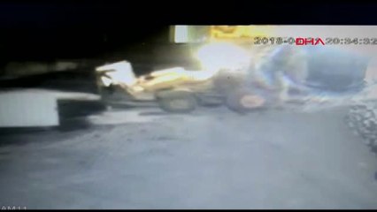 Büyükçekmece'ye Dökülen Kimyasal Maddenin Kamyona Yüklenme Anı