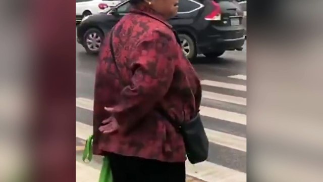 ¡Agua al peatón chino para que respete el semáforo!