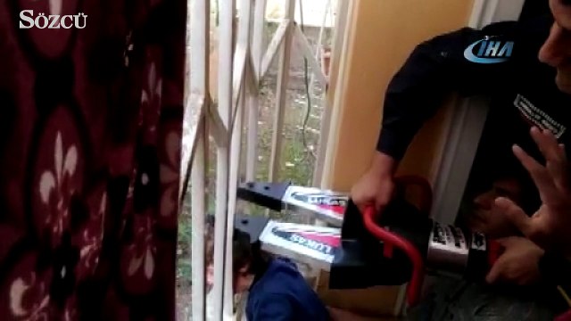 Balkon korkuluklarına kafası sıkışan çocuğu itfaiye kurtardı