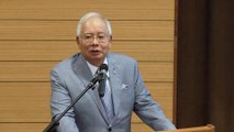 Najib recites ‘pantun’ for Pak Lah at official launch of National Cancer Institute