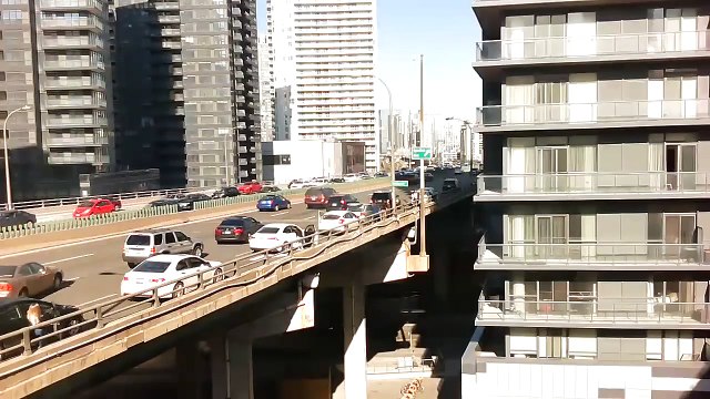 Elle provoque un collision et tente de sauter du pont pour mettre fin à ses jours