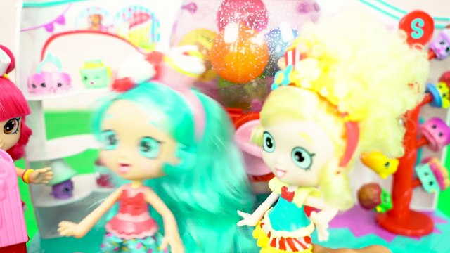 ENFERMÉE dans une MACHINE à BONBONS GÉANTE - Démo Jouets