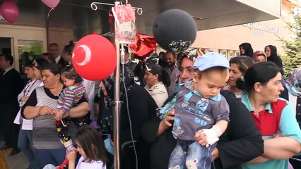 Kollarındaki serum ile hastane bahçesinde eğlendiler - ERZİNCAN