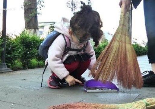 After Celebrating Resignation of Prime Minister, Armenian Demonstrators Return to Clean Up City Square