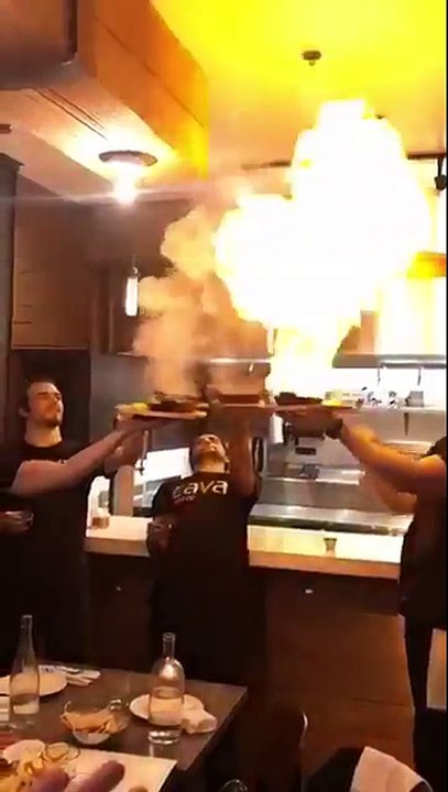 Des serveurs ont la mauvaise idée de faire flamber les assiettes de clients !