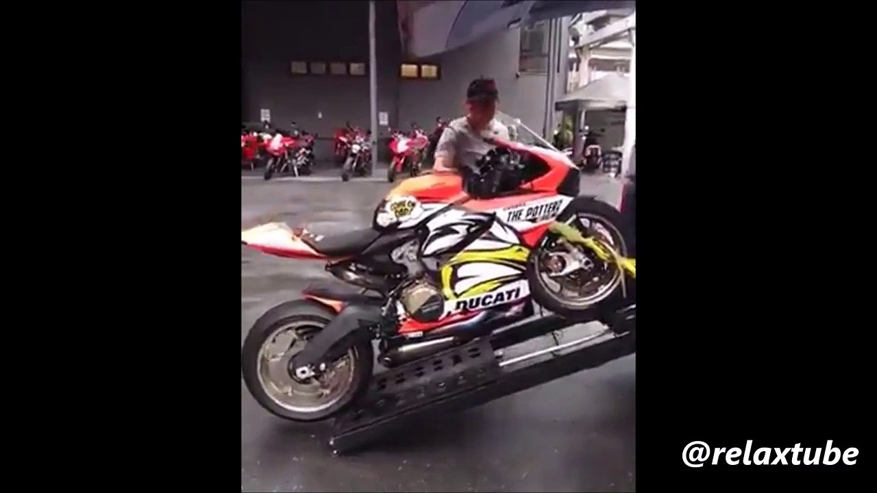MotorSport - Ducati Unloading