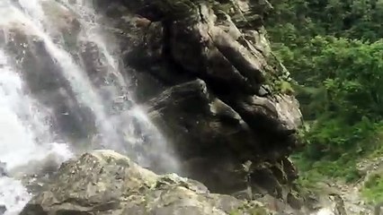 Attention danger ! Cette route est traversée par une cascade !