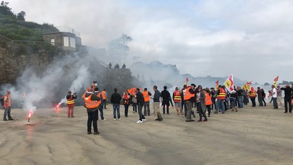 Les cheminots manifestent sur la plage