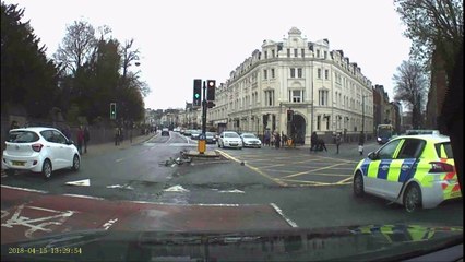 Des passants stoppent un cycliste poursuivi par la police (Cardiff)