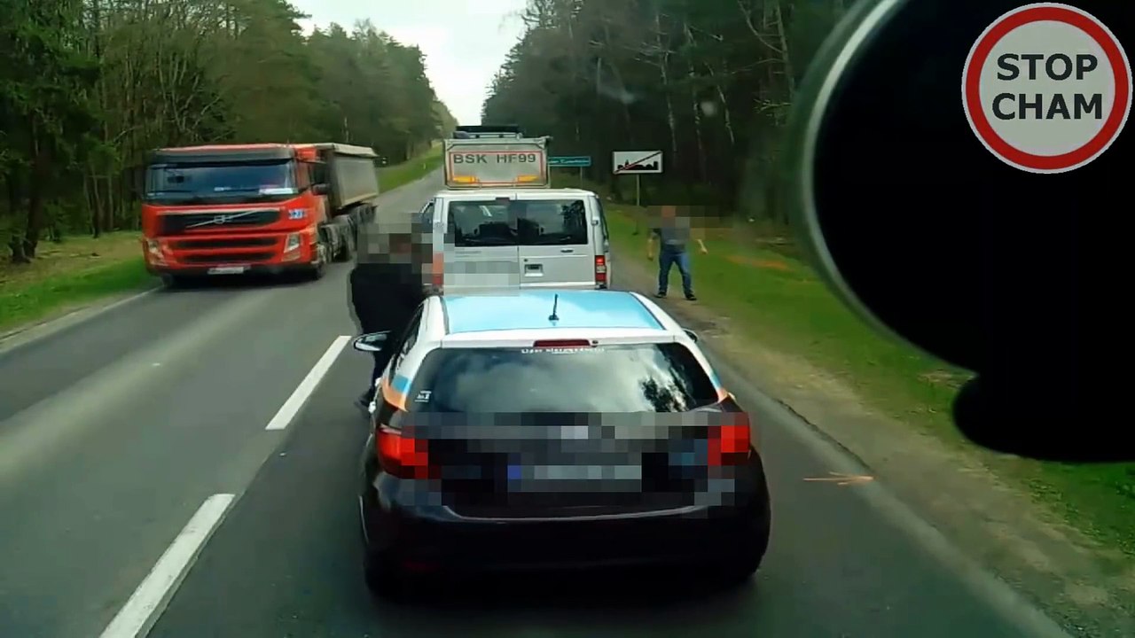 Un conducteur qui jette ses dechets par la fenetre va recevoir une leçon