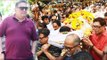 Rishi Kapoor पहुंचे Reema Lagoo जी की अंतिम यात्रा पर | FULL VIDEO