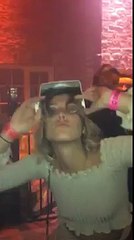 Une fille danse avec un distributeur de savon sur la tête