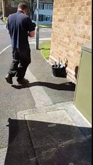 Blague avec un seau à outils