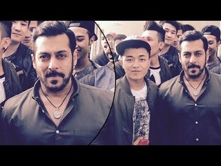 Salman Khan अपने Austrian Fan के साथ Pose करते हुए | Tiger Zinda Hai