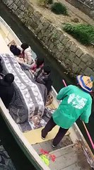 Descargar video: Un pont tellement bas que les touristes doivent se coucher pour passer