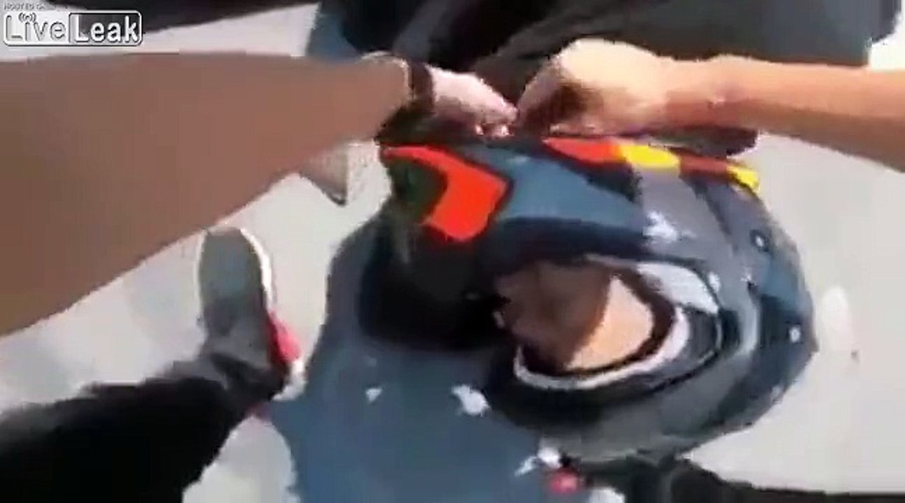 Furgone taglia la strada, incidente in moto