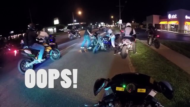 Un motard fait le kéké sur sa moto et va le regretter