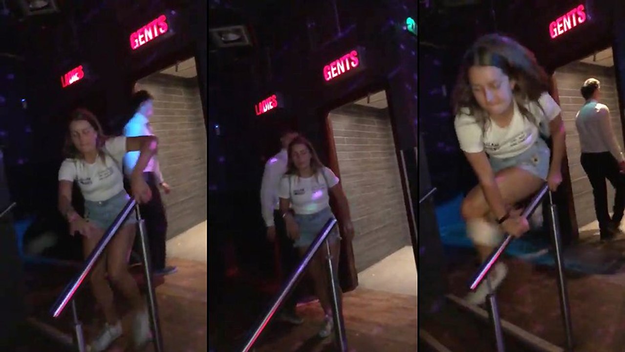 Une fille se laisse glisser en rentrant de soirée