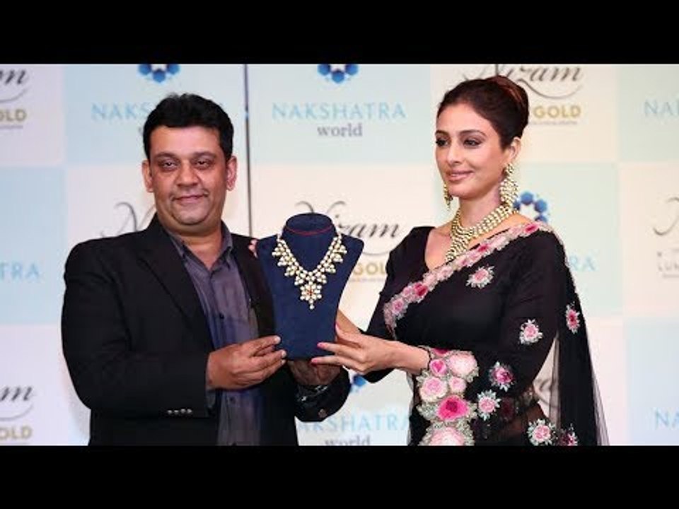 Tabu पोह्ची Lumineux Uno Gold Antique Jewellery Line के Launch पर