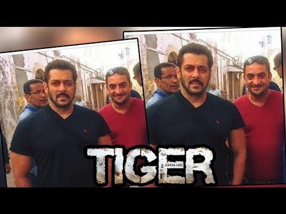 Salman Khan ने Fans को किया खुश निकाली Selfie ।Tiger Zinda Hai Sets पर