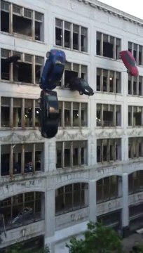 4 voitures chutes du haut d'un parking...