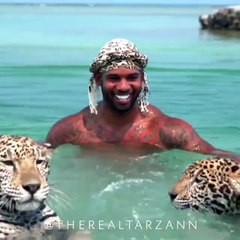 Cet homme nage avec ses 2 panthères... Magnifique