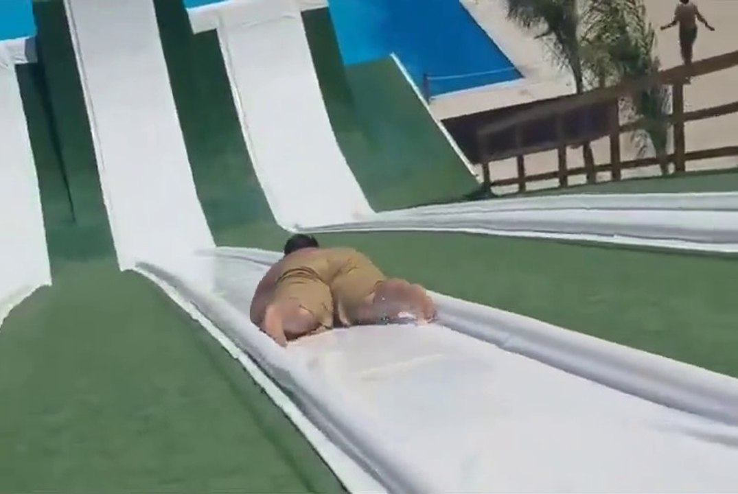 Ce gars va etre mis en orbite : glissade sur toboggan à eau impressionnante