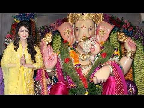 Urvashi Rautela पोह्ची अँधेरी के राजा के दर्शन को | Ganesh Chaturthi